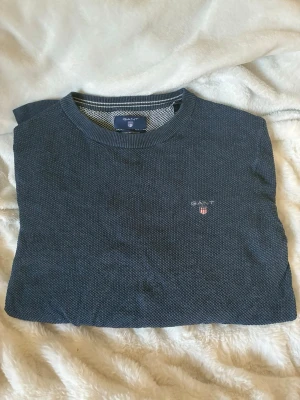 Blå  tröja från GANT - en snygg skön tröja från gant passar perfekt till 165 till 175 cm  den är premium tillverkad 