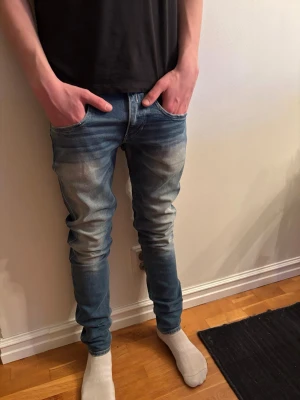 Blå jeans Replay - Tjena! Säljer ett par schyssta Replay jeans. Dom är i mycket bra skick och knappt använda. Strl: 28! | Tveka inte att fråga något!