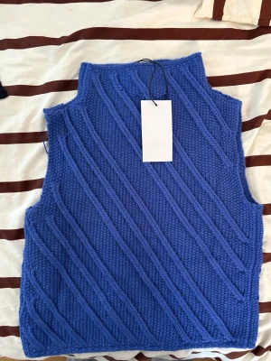 Stickad topp - Säljer en blå stickad topp från Zara helt ny!