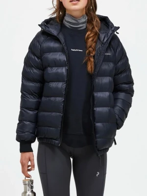 Svart dunjacka från Peak Performance - Snygg svart dunjacka från Peak Performance med huva och dragkedja framtill. Jackan har en puffig design med breda kanaler och logga på bröstet. Perfekt för kalla vinterdagar och riktigt varm tack vare dunfyllningen. Har inte använt det och köpte den för 2200kr och säljer för 1500 kr 