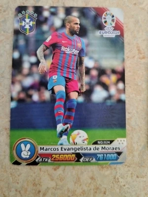 Fotbollsspelkort UEFA & FIFA - Två samlarkort med fotbollstema från Panini, ett med Marcos Evangelista de Moraes i blå-röd Barcelona-tröja och ett med Bandar Mohamed i vit UAE-tröja med guld bakgrund. Båda korten har färgglada detaljer och statistik för spelarna.