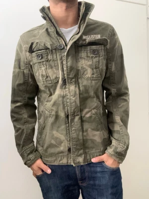 Vintage Hollister Fieldjacka - Säljer denna sjukt feta Hollister fieldjackan i en mycket sällsynt och snygg färg! | Mycket bra skick | Storlek S | Längd ≈ 66cm, Bredd armhåla - armhåla ≈ 51cm | Modell 175cm, 68kg| Pris kan diskuteras!!