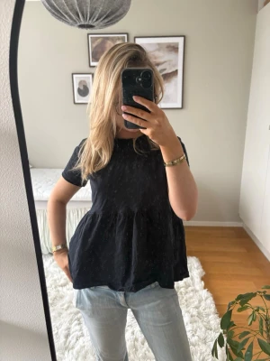svart t shirt  - Säljer en fin svart t-shirt/tröja ifrån lager 157 med utsvävning där nere i storlek 160 som passar mig som är 160 cm💕