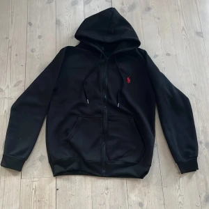 Ralph lauren tröja  - Ralph Lauren zip-up tröja – svart, storlek S Säljer en helt ny Ralph Lauren zip-up tröja i svart färg. Aldrig använd, i nyskick. Storlek: S. Pris kan diskuteras vid snabb affär.