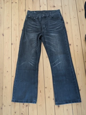 Sjukt feta bootcut jeans  - W30L32. Sitter straight och bootcut. Väldigt lika nudiejeans bootcut Ola i passformen.  Helt oanvända 