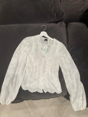Gina blus - Viral Gina balloon blouse som är slutsåld! Ny med prislapp, storlek XS💓