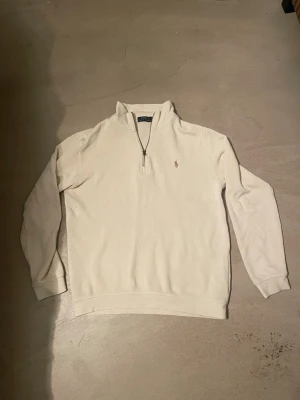 Ralph Lauren Half-Zip  - Säljer nu den då den bara är i garderoben. Tröjan är äkta och i bra skick. Storlek Small. Tveka inte att höra av dig vid frågor! 