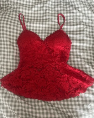 Rött spetslinne - Supersött rött linne med spets och volang nertill. V-ringad med smala axelband. Perfekt för dig som gillar romantiska detaljer och vill sticka ut lite extra. Köpt på marknaden så finns inget speciellt märke eller storlek men skulle säga att den är i xs/s. ❤️Köpte den för 180 kr och använt få gånger, därför säljer jag den för 100 kr! 