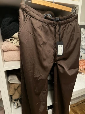 SATINBYXOR - Säljer dessa oanvända satin byxor från lager 157, också topen som jag säljer från setet i profilen!! Supersnygga meeen skulle säga att man borde köpa om man har S/M i vanliga fall 🫶🏼❤️