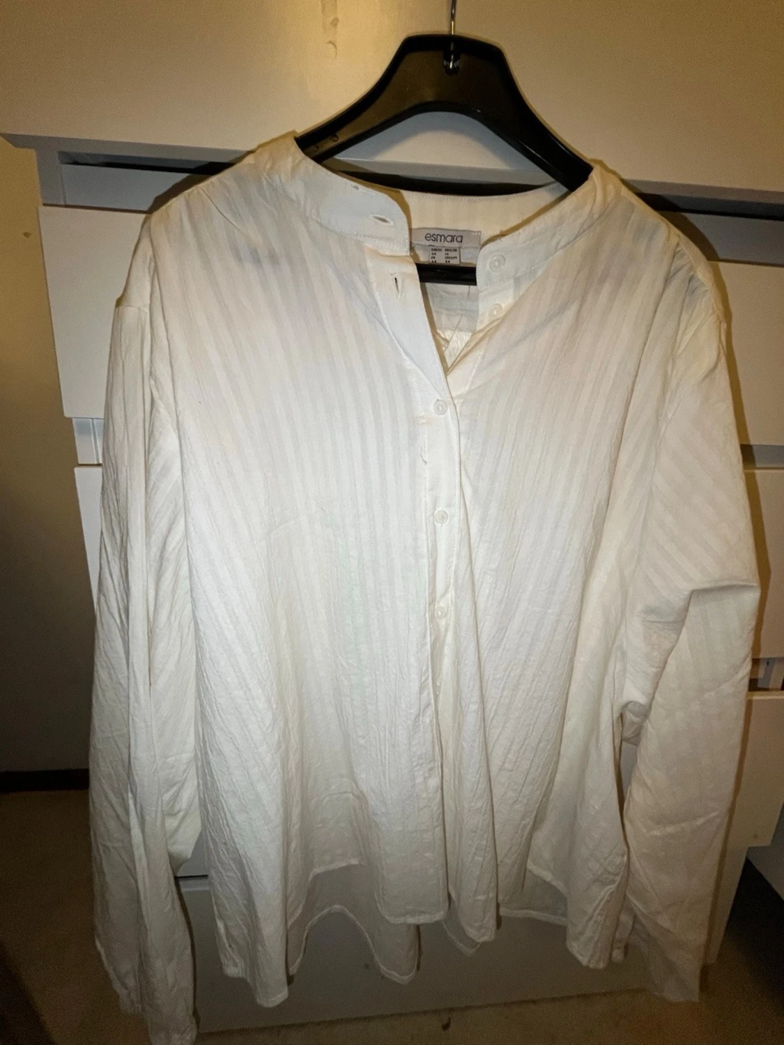 Vit skjorta med ståkrage från Esmara