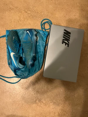 Nike Fotbollskor (PHANTOM GX II ELITE FG) - Nike Fotbollskor i storlek 42,5, skorna är köpta från unisport för 4-5 månader sen. Kontakta gärna om ni är intresserade, pris går och diskutera.