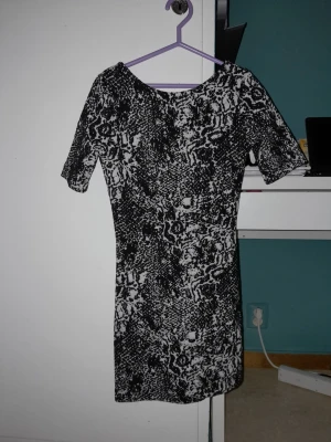 Kort klänning med zebra mönster - Säljer en kort klänning med zebra mönster. Den har en öppen rygg. Perfekt för en vardags och festklänning! Det stod ingenstans om storleken men gissar på xs.