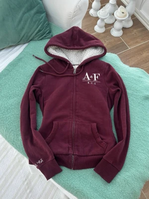 Abercrombie & fitch zip med foder  - Storlek S. Skickas inom 24h. Se liknande plagg i min profil!