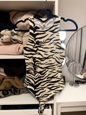 ZEBRABODY - Världens snyggaste zebra body som jag aldrig använt, från H&M!! Den är supersnygg och trendig:)🦓💋💋❤️