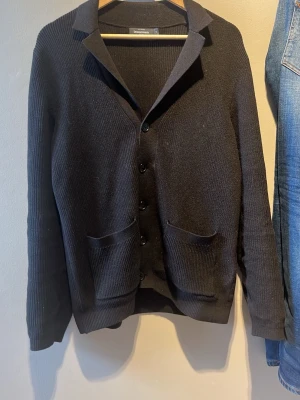 Svart kofta från Dressmann - En väldigt snygg och skön cardigan köpt från dressman 