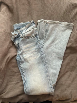Weekday cheap monday jeans - Lågmidjade jeans från weekday i märket cheap monday. Säljer då jag köpte fel storlek men nu köp rätt, därav använda fåtal gånger och i väldigt bra skick ❣️❣️ stl 25/32 passar mig som är ca 165 i längden. FRI FRAKT en vecka 