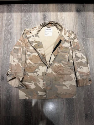 Feild Jacket från Zadiga & Voltaire - Beige och brun camouflagejacka från Zadiga & Voltaire med flera fickor och knappar på vardera sida! Tveka inte, ställ frågor och kom med pris förslag som passar dig! Så löser vi något tillsammans