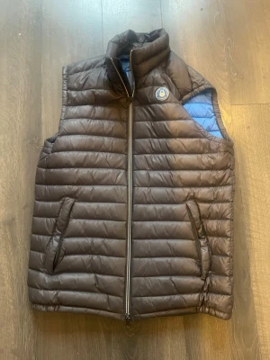 Sail racing väst - Säljer en sjukt snygg och limiterad väst från sail racing, sparmsamt använd.