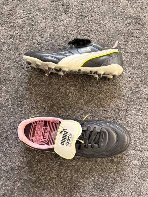 Puma king  - Säljer ett par Puma King Limited Edition fotbollsskor i cool och stilren design. Skorna är endast använda 1 gång och är i nästan nyskick.  Detaljer: 	•	✔️ Märke: Puma 	•	✔️ Modell: King – Limited Edition 	•	✔️ Storlek: 42,5 	•	✔️ Dobbar: AG (Konstgräs) 	•	✔️ Färg: Svart med snygga detaljer 	•	✔️ Skick: Mycket bra / som nya. Skickar snabbt📦 hör av dig vid frågor❓