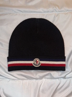 Moncler mössa - Knappt använd, inga skador eller sånt. Pris kan diskuteras 