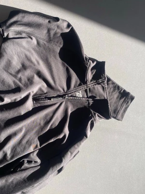 Cutter & buck golf tröja  - Säljer nu denna riktigt snygga golf tröjan från cutter & buck, bara höra av dig vid frågor eller funderingar och pris kan absolut diskuteras 