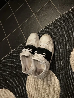 Vita sneakers från Valentino - Säljer mina valentino opens som självklart är äkta dem är köpta från merchsweden så box och tags följs såklart med den skorna har tagit lite stryk och jag vet dom är snörade fel men endå riktigt fina