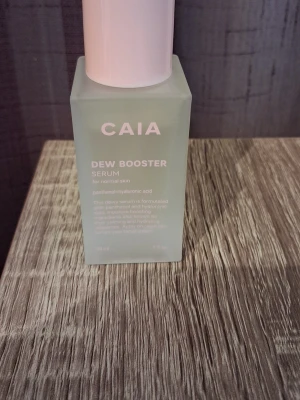CAIA Dew Booster Serum 30 ml - CAIA Dew Booster Serum är ett återfuktande serum för normal hud med panthenol och hyaluronsyra. Kommer i en stilren, frostad glasflaska med ljusrosa lock. Perfekt för dig som vill boosta huden med fukt och lyster.