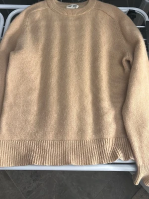 Beige cashmeretröja från Soft Goat - Säljer en beige stickad tröja från Soft Goat i 100% kashmir. Tröjan har rund halsringning, ribbade muddar och en klassisk rak passform. Lite nopprig men annars i mycket bra skick. Säljer då den är för liten för mig.