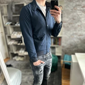 J.lindeberg cardigan - Mycket bra skick, inga defekter! Passar dig som är mellan 170-180cm ungefär. Nypris ca 3000kr. Modellen är 185 cm, 75kg. Passar bra nu till våren! Skriv för mer information!🤝