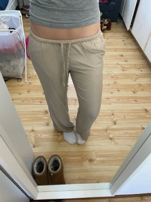 Beiga linnebyxor🥰 - Säljer ett par beiga linnebyxor från Divided i storlek XS. De är lågmidjade och sitter jätte snyggt de har dock tyvärr blivit för korta för mig🥰