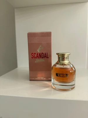 Scandal parfym från Jean Paul Gaultier - Scandal parfym från Jean Paul Gaultier med elegant rund glasflaska och guldfärgat lock. Doften kommer i en rosa kartong med metallicdetaljer och tydlig logga. Perfekt för dig som gillar lyxiga och moderna parfymer.
