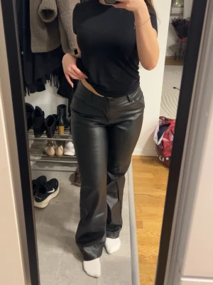 Skinnbyxor från BikBok - Supersnygga skinnbyxor från Bikbok😍Använt kanske 2 gånger! Halvt fodrade så de är Såå varma o så bekväma😍