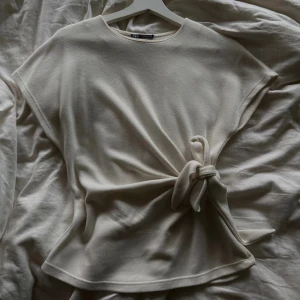 figursydd stickad tshirt  - jätte fin stickad tshirt med knytning som gör att den dras in i midjan 💓