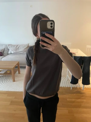 Stickad mörkgrå t-shirt från Lindex! - S  - Säljer en jättefin mörkgrå t-shirt från Lindex i storlek S. Använd fåtal ggr, inga defekter! 💕