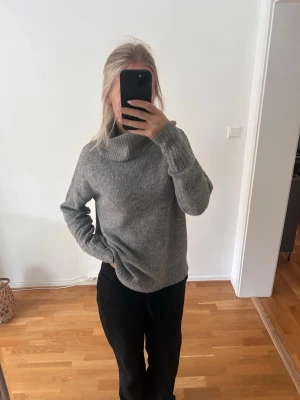 Grå stickad polotröja - Grå stickad polotröja. Storlek s.