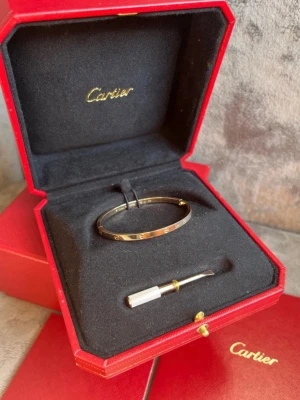 Armband 18 k guld planerat  - Tåler vatten, man kan basta med det , box ingår 