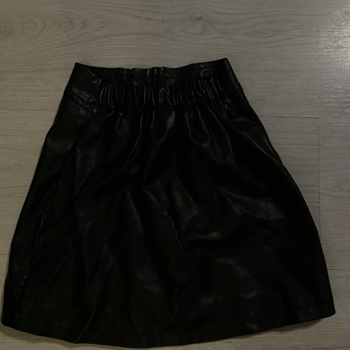 Svart kort barn kjol  i skinnimitatin 