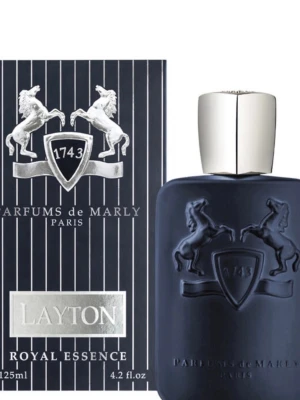 Parfums de Marly Layton parfym - Lyxig parfym från Parfums de Marly i en matt mörkblå flaska med silverfärgad kork. Flaskan har en elegant relief med två hästar och en sköld med årtalet 1743. Doften heter Layton och är en Eau de Parfum. Volymen är 125 ml. Kvitto från sephora finns, hör av er vid frågor!