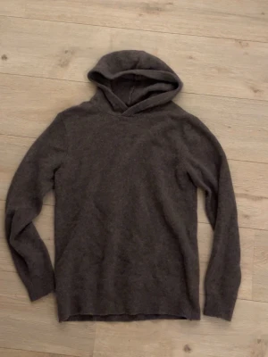 Mörk grå merino ull hoodie  - Mörkgrå merino ull hoodie. Helt oandvänd. En hoodie som passar till det mesta med både bra kvalitet och bra passform. 