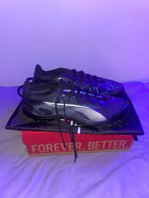 Fotbollsskor Puma Ultra (Elite) str 41 - Helt nya Puma fotbollskor Ultras (högsta kvaliten) med konstgräs dobbar. Str 40. Påse och box ingår. Nya från Unisport. 