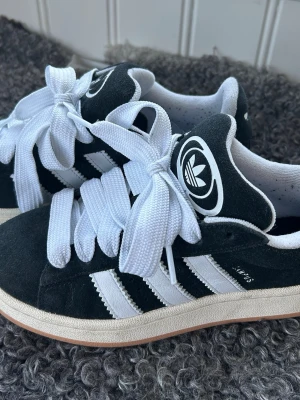 Svarta Adidas Campus  - Säljer ett par Adidas Campus eftersom de är tyvärr för små, men väldigt fina. De är i storlek 36 och 2/3