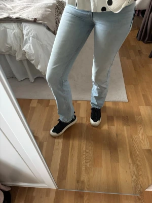 Ljusblå raka jeans - Säljer ett par ljusblå jeans med rak passform och medelhög midja. Jeansen är ca 83cm i innerbenslängden🤍