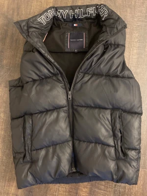 Tommy hilfiger väst  - Inga fel på den och märks knappast av användning, Har du frågor så är det bara att skriva☺️                KAN PRUTAS     