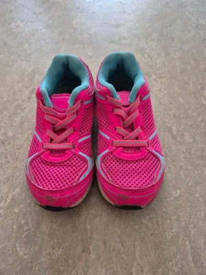 Sneakers - Snygga sneakers i starkt rosa mesh med turkosa detaljer och vita sulor. Skorna har klassisk snörning och sportig design med ventilerande material. Perfekta för dig som gillar färg och vill sticka ut.