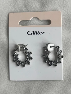 Örhängen i vintage style  - Örhängen i vintage style, silverfärgade, ej riktig.