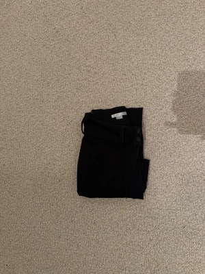 Svarta kostym byxor  - Bootcut  kostymbyxor ifrån Gina tricot Young, det är i bra skick har använt få gånger. 💕