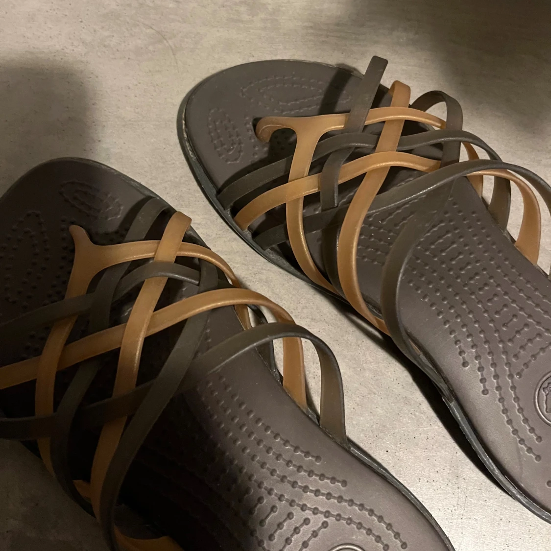 Bruna och grå Crocs sandaler - 2