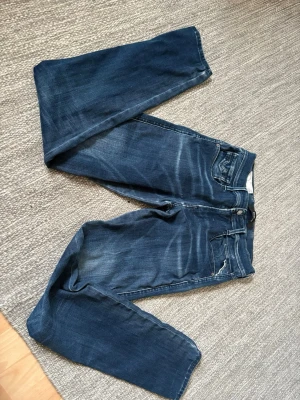 Replay Ambass  - Säljer ett par snygga blå jeans från Replay, modell Ambass. Jeansen har klassisk femficksdesign,