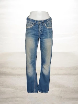 Blåa jeans med slitningar - Säljer ett par blåa jeans med snygga slitningar och vita stitches perfekt för våren