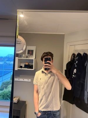 Beige pikétröja från Ralph Lauren - Klassisk beige pikétröja från Ralph Lauren med korta ärmar och krage. Tröjan har två knappar vid halsen och den ikoniska broderade loggan på bröstet. Perfekt till en varm sommardag väldigt omtyckt bland många samt jätte bra skick passa på nu 👕🌅🙌